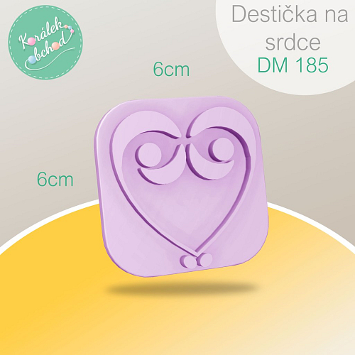 Destička (šablona) na výrobu drátěného srdíčka DM 185. Rozměr destičky 6x6cm. Materiál plast.